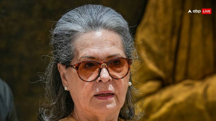 Sonia Gandhi skip CWC meeting Priyanka Gandhi miss it too Due To Health Issue ANN CWC मीटिंग में नहीं पहुंचीं सोनिया गांधी और प्रियंका गांधी, सामने आई बड़ी वजह