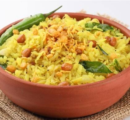 ਪੋਹੇ ਵਿੱਚ ਕਾਰਬੋਹਾਈਡਰੇਟ, ਪ੍ਰੋਟੀਨ, ਵਿਟਾਮਿਨ ਅਤੇ ਖਣਿਜਾਂ ਦਾ ਚੰਗਾ ਸੰਤੁਲਨ ਹੁੰਦਾ ਹੈ। ਇਹ ਆਇਰਨ, ਵਿਟਾਮਿਨ ਬੀ, ਪੋਟਾਸ਼ੀਅਮ ਅਤੇ ਮੈਗਨੀਸ਼ੀਅਮ ਦਾ ਇੱਕ ਮਹੱਤਵਪੂਰਨ ਸਰੋਤ ਹੈ। ਆਇਰਨ ਦੀ ਮੌਜੂਦਗੀ ਖਾਸ ਤੌਰ 'ਤੇ ਔਰਤਾਂ ਅਤੇ ਬੱਚਿਆਂ ਲਈ ਫਾਇਦੇਮੰਦ ਹੁੰਦੀ ਹੈ, ਜੋ ਅਕਸਰ ਆਇਰਨ ਦੀ ਕਮੀ ਤੋਂ ਪੀੜਤ ਹੁੰਦੇ ਹਨ।