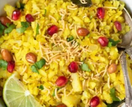 ਪੋਹਾ ਇੱਕ ਘੱਟ ਕੈਲੋਰੀ ਵਾਲਾ ਭੋਜਨ ਹੈ ਅਤੇ ਇਸ ਵਿੱਚ ਚਰਬੀ ਦੀ ਮਾਤਰਾ ਬਹੁਤ ਘੱਟ ਹੈ। ਇਸ ਲਈ ਜੋ ਲੋਕ ਵਜ਼ਨ ਘਟਾਉਣ ਬਾਰੇ ਸੋਚ ਰਹੇ ਹਨ ਉਨ੍ਹਾਂ ਨੂੰ ਆਪਣੀ ਡਾਈਟ ਦੇ ਵਿੱਚ ਪੋਹਾ ਨੂੰ ਜ਼ਰੂਰ ਸ਼ਾਮਿਲ ਕਰਨਾ ਚਾਹੀਦਾ ਹੈ। ਇਹ ਫਾਈਬਰ ਨਾਲ ਭਰਪੂਰ ਹੁੰਦਾ ਹੈ, ਜਿਸ ਕਾਰਨ ਪੇਟ ਲੰਬੇ ਸਮੇਂ ਤੱਕ ਭਰਿਆ ਰਹਿੰਦਾ ਹੈ ਅਤੇ ਵਾਧੂ ਖਾਣ ਦੀ ਇੱਛਾ ਨਹੀਂ ਹੁੰਦੀ। ਇਸ ਦੇ ਸੇਵਨ ਨਾਲ ਮੈਟਾਬੋਲਿਜ਼ਮ ਵੀ ਵਧਦਾ ਹੈ, ਜਿਸ ਕਾਰਨ ਸਰੀਰ ਦੀ ਚਰਬੀ ਜਲਦੀ ਬਰਨ ਹੁੰਦੀ ਹੈ।