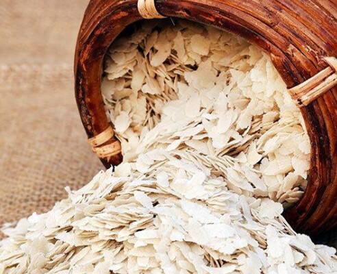 ਪੋਹਾ ਇੱਕ ਹਲਕਾ ਅਤੇ ਆਸਾਨੀ ਨਾਲ ਪਚਣ ਵਾਲਾ ਭੋਜਨ ਹੈ, ਜੋ ਪਾਚਨ ਤੰਤਰ ਨੂੰ ਸਿਹਤਮੰਦ ਰੱਖਣ ਵਿੱਚ ਮਦਦ ਕਰਦਾ ਹੈ। ਇਸ ਵਿੱਚ ਪ੍ਰੋਬਾਇਓਟਿਕਸ ਵੀ ਹੁੰਦੇ ਹਨ, ਜੋ ਅੰਤੜੀਆਂ ਦੀ ਸਿਹਤ ਵਿੱਚ ਸੁਧਾਰ ਕਰਦੇ ਹਨ।