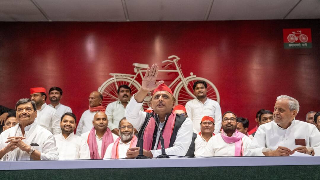 Samajwadi Party Chief Akhilesh Yadav Advice New MP Said Keep pride red cap 'लाल टोपी की शान रखना...दलालों से बचकर रहें', अखिलेश यादव की सपा के नए सांसदों को नसीहत