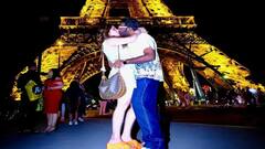 હનિમૂન પર પતિ સાથે રોમેન્ટિક થઇ આરતી, એફિલ ટાવર સામે કર્યું લિપલૉક