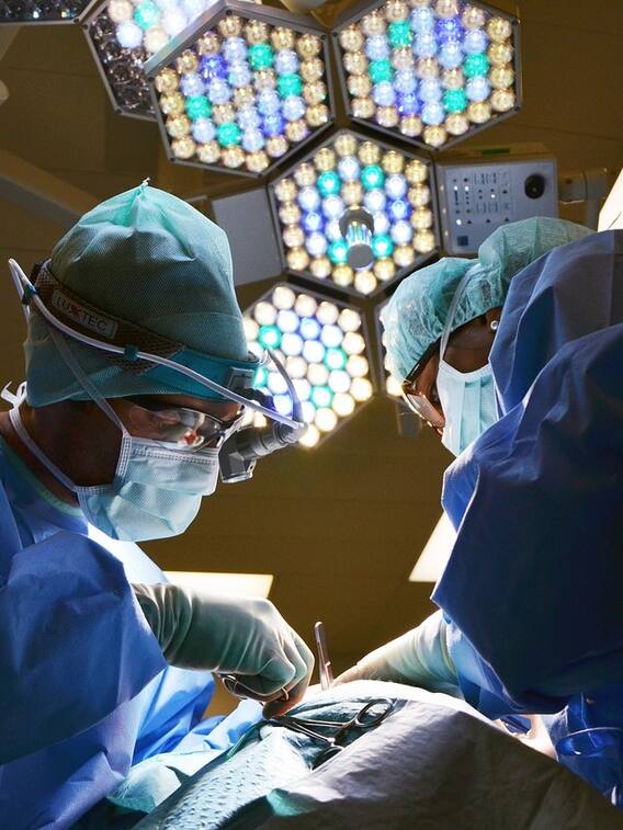 डॉक्टर बनने के लिए सरकारी कॉलेजों में कितनी फीस लगती है