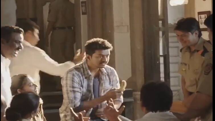 Thuppaki Movie Deleted scene actor vijay act goudamani senthil famous banana comedy Watch Video: தளபதி ரசிகர்களே! கவுண்டமணி - செந்திலின் வாழைப்பழ காமெடியில் நடிகர் விஜய் - நீங்களே பாருங்க