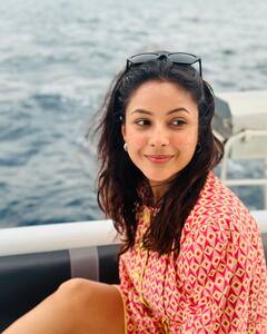 आंखों पर चश्मा...चेहरे पर स्माइल, पानी के बीच दिखा शहनाज गिल का चुलबुला अंदाज, एक्ट्रेस ने शेयर की वेकेशन की तस्वीरें