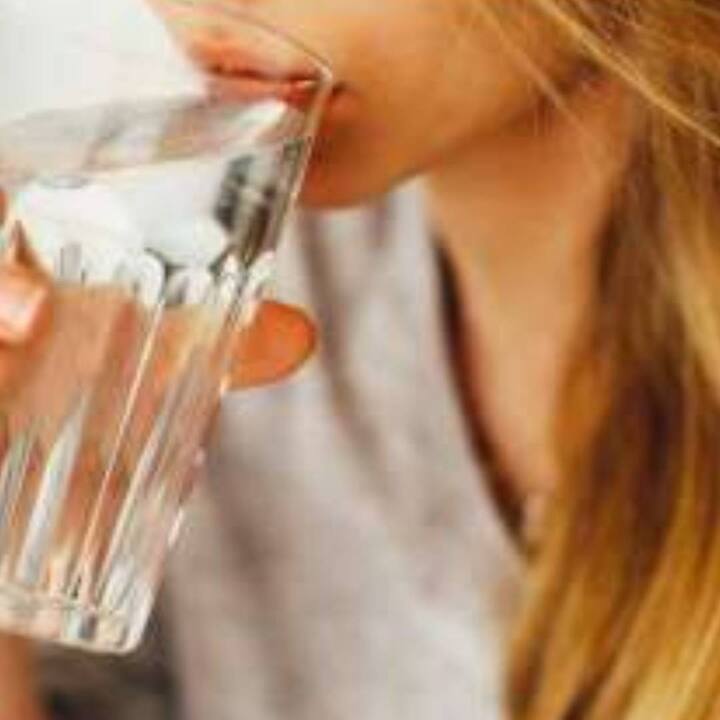 ਪਰ ਜੇਕਰ ਤੁਹਾਨੂੰ ਵਾਰ-ਵਾਰ ਪਿਆਸ ਲੱਗ ਰਹੀ ਹੈ ਤਾਂ ਇਹ ਡੀਹਾਈਡ੍ਰੇਸ਼ਨ ਦਾ ਲੱਛਣ ਵੀ ਹੋ ਸਕਦਾ ਹੈ। ਇਸ ਮੌਸਮ 'ਚ ਸਰੀਰ 'ਚ ਪਾਣੀ ਦੀ ਕਮੀ ਹੋਣਾ ਆਮ ਗੱਲ ਹੈ ਕਿਉਂਕਿ ਗਰਮੀਆਂ 'ਚ ਜ਼ਿਆਦਾ ਪਸੀਨਾ ਆਉਣ ਨਾਲ ਸਰੀਰ 'ਚ ਪਾਣੀ ਦੀ ਕਮੀ ਹੋ ਜਾਂਦੀ ਹੈ। ਅਸੀਂ ਜਿੰਨਾ ਘੱਟ ਪਾਣੀ ਪੀਂਦੇ ਹਾਂ, ਅਸੀਂ ਇਸ ਨੂੰ ਬਦਲਣ ਦੇ ਯੋਗ ਨਹੀਂ ਹੁੰਦੇ, ਜਿਸ ਕਾਰਨ ਡੀਹਾਈਡ੍ਰੇਸ਼ਨ ਦੀ ਸਮੱਸਿਆ ਹੁੰਦੀ ਹੈ।