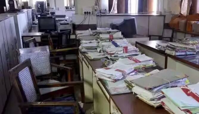 અને સરકારી કચેરીઓ વિશે એક સામાન્ય ધારણા છે કે કોઈપણ કામ સરળતાથી થતું નથી. ઘણા કાર્યો માટે તમારે અવારનવાર ઓફિસની મુલાકાત લેવી પડે છે.