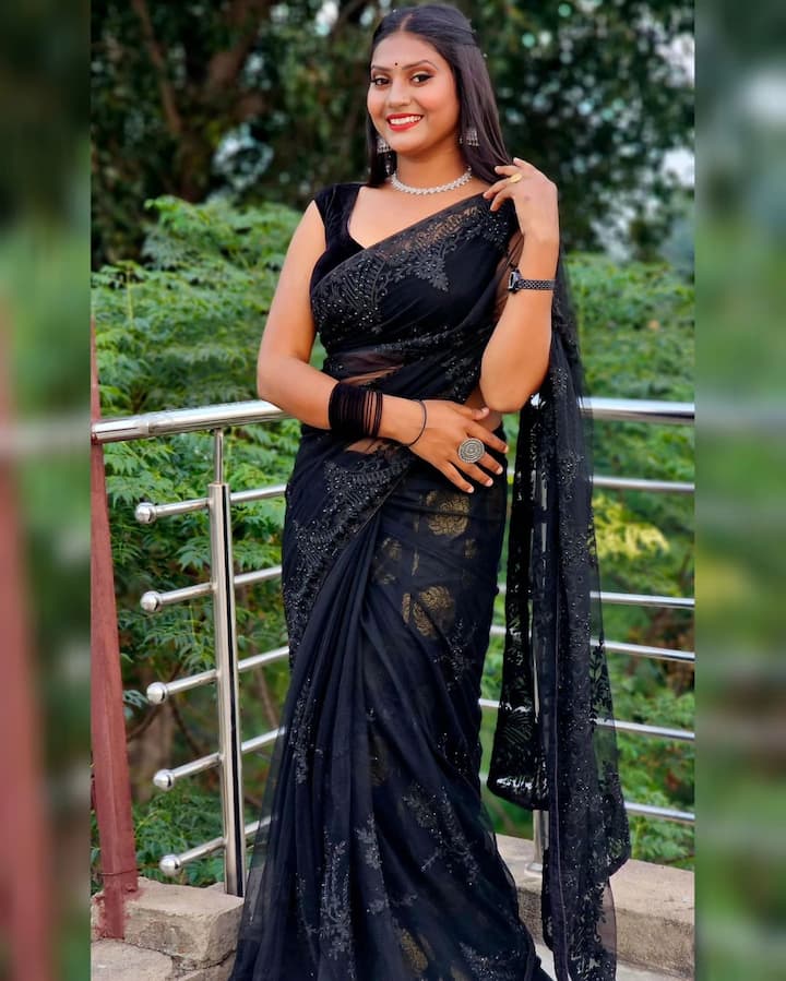 शिवानी यूपी के औरैया जिले के एक छोटे से गांव दिवियापुर की रहने वाली हैं. पिता बचपन में ही चल बसे तो घर की जिम्मेदारी मां के कंधों पर आ गई. मां एक नर्स के तौर पर काम करती हैं और उन्होंने शिवानी और उनकी बहनों को पढ़ा लिखाकर बड़ा किया.