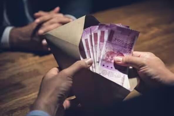 Anti Corruption Unit: જો કોઈ તમારા કામ માટે તમારી પાસેથી લાંચ માંગે છે. પછી તમે તેના વિશે એન્ટી કરપ્શન બ્યુરોને ફરિયાદ કરી શકો છો. ફરિયાદ ક્યાં અને કેવી રીતે કરવી તે જાણો.