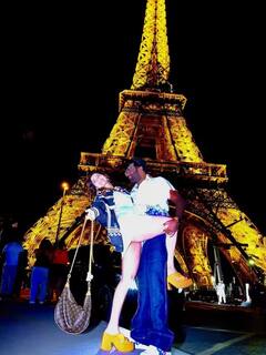 હનિમૂન પર પતિ સાથે રોમેન્ટિક થઇ આરતી, એફિલ ટાવર સામે કર્યું લિપલૉક