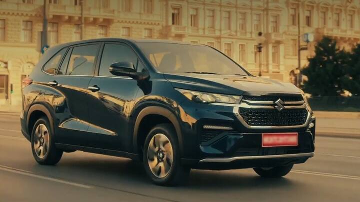 मारुति इनविक्टो भी एक दमदार 8-सीटर कार है. मारुति की इस कार में स्ट्रांग हाइब्रिड टेक्नोलॉजी का इस्तेमाल किया गया है, जिससे इस कार को केवल बैटरी से भी चलाया जा सकता है और फ्यूल एफिशियंसी को जीरो एमिशन मोड पर लाया जा सकता है.