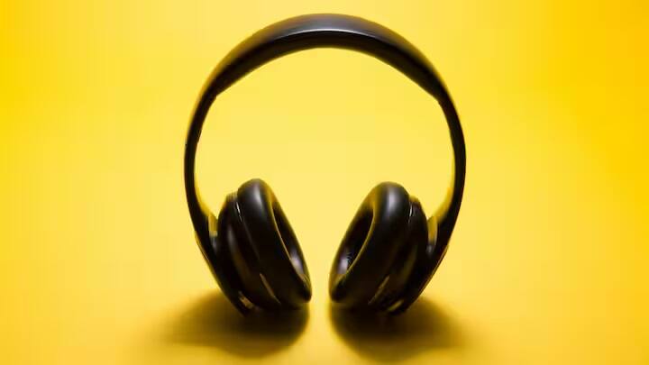 Top 7 Headphones under 2500 List: અહીં અમે તમને 2500 રૂપિયાથી ઓછી કિંમતના બેસ્ટ અને દમદાર હેડફોન માહિતી આપી રહ્યાં છીએ. જે તમને પસંદ આવશે. આમાં ઘણી બ્રાન્ડ સામેલ છે. જો તમે સારો હેડફોન ખરીદવાનું વિચારી રહ્યા છો અને તમારું બજેટ 3 હજાર રૂપિયાથી ઓછું છે, તો અમે તમને કેટલાક વધુ સારા ઓપ્સન જણાવી રહ્યા છીએ. જુઓ....   અહીં અમે તમને 2500 રૂપિયાથી ઓછી કિંમતના બેસ્ટ હેડફોન વિશે જણાવીશું, જે તમને પસંદ આવશે.