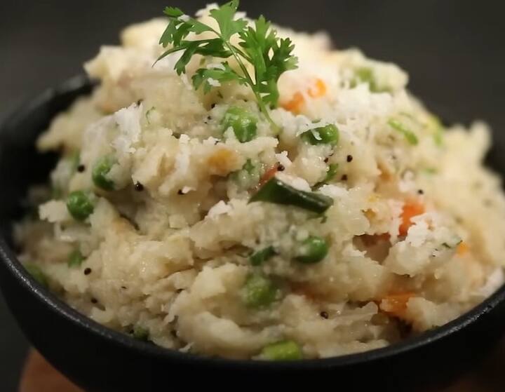 அதன் பிறகு பெருங்காயத்தூள், நறுக்கிய வெங்காயம், பச்சை மிளகாய், இஞ்சி மற்றும் கறிவேப்பிலை சேர்த்து வதக்கவும்.