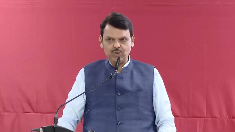 Devendra Fadnavis is not a running person but a fighting person, Shivaji Maharaj who won all the forts after the Treaty of Purandar is our inspiration Maharashtra Politics Marathi News Devendra Fadnavis : देवेंद्र फडणवीस पळणारा नाही तर लढणारा व्यक्ती, पुरंदरचा तह करुन पुन्हा सर्व किल्ले जिंकणारे शिवराय आमची प्रेरणा : देवेंद्र फडणवीस