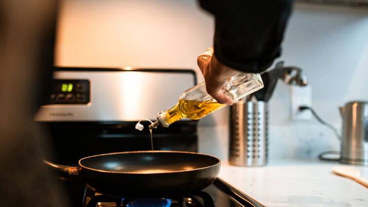 Tips for identifying adulterated cooking oil Cooking oil: నకిలీ వంట నూనెలను గుర్తించడం ఎలా? ఇవిగో ఈ చిట్కాలు మీ కోసమే!
