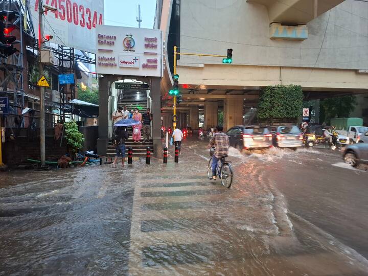 कमी वेळेत जास्त पाऊस पडल्यामुळे काही ठिकाणी पाणी साचलं आहे, त्याचा परिणाम जनजीवनावर झाला आहे. तरी प्रशासनाच्या वतीनं तातडीनं उपाययोजना करण्याच्या तसंच पावसात अडकलेल्या नागरिकांना मदत करण्याच्या सूचनाही अजित पवार यांनी संबंधितांना दिल्या आहेत.