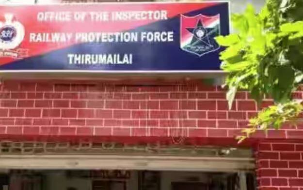 ਇਸ ਤੋਂ ਬਾਅਦ ਜੇ ਤਲਾਸ਼ੀ ਲੈਣ 'ਤੇ ਵੀ ਤੁਹਾਡਾ ਸਮਾਨ ਨਹੀਂ ਮਿਲਿਆ ਫਿਰ ਤੁਹਾਨੂੰ ਆਰਪੀਐਫ ਥਾਣੇ ਜਾ ਕੇ ਇਸ ਮਾਮਲੇ ਵਿੱਚ ਐਫਆਈਆਰ ਦਰਜ ਕਰਨੀ ਪਵੇਗੀ।