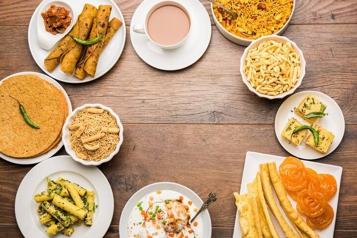 आप अब कुछ ऐसे खास गुजराती व्यंजन को बना कर सुबह नाश्ते में ट्राई कर सकते हैं.