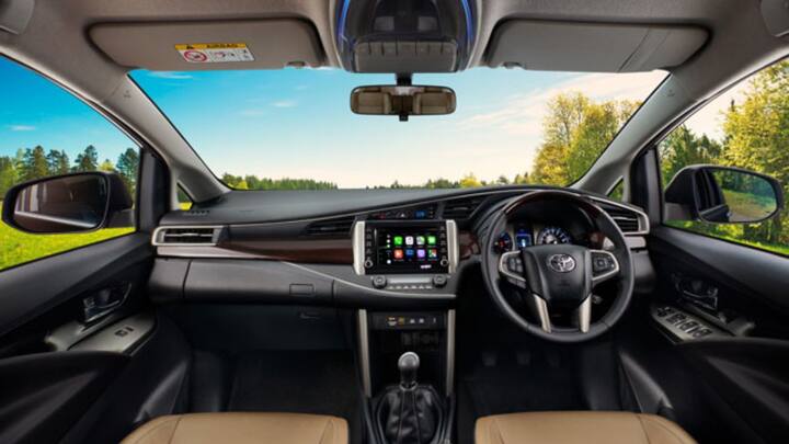 इनोवा क्रिस्टा में 20.32 सेंटीमीटर की डिस्प्ले लगी है, जिसमें एंड्रयड ऑटो और एप्पल कारप्ले की कनेक्टिविटी का फीचर दिया गया है, जिससे आप अपने मोबाइल फोन को कार के साथ आसानी से कनेक्ट कर सकते हैं. इस कार की एक्स-शोरूम प्राइस 19.99 लाख रुपये से शुरू है और 26.30 लाख रुपये तक जाती है.