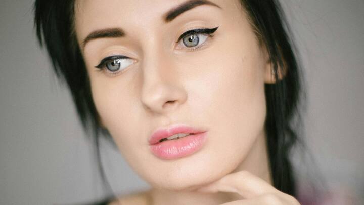 ত্বক আর্দ্র রাখার জন্য আপনি যেমন ময়শ্চারাইজার ব্যবহার করেন, তেমনই ঠোঁটের রুক্ষ-শুষ্ক ভাব দূর করার জন্যেও নিয়মিত লিপ-বাম কিংবা লিপ-ক্রিম ব্যবহার করতে হবে।