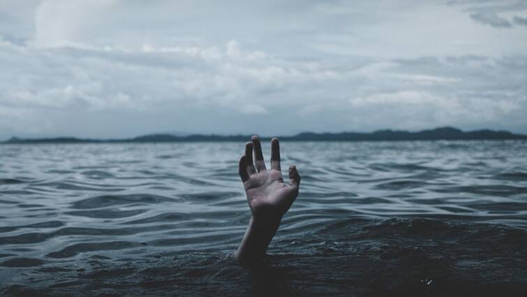 three Students of Jalgaon District drowned in Russia river Marathi News आईने पाण्याबाहेर निघण्यास सांगितलं, पण क्षणात होत्याचं नव्हतं झालं, जळगावच्या विद्यार्थ्यांचा रशियाच्या नदीत दुर्दैवी अंत