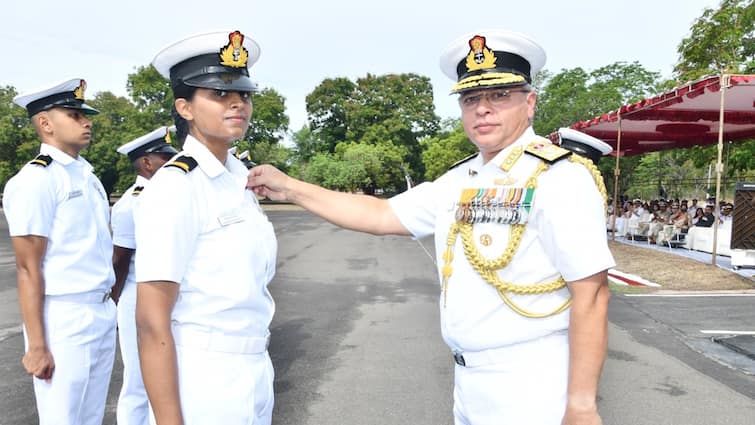 Sub-Lt Anamika B Rajeev Turns into Indian Navy’s First Lady Helicopter Pilot With ‘Golden Wings’