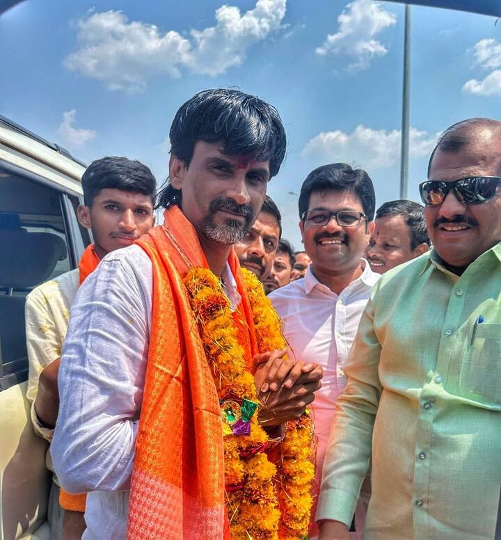 मनोज जरांगेंच्या आंदोलनाचा फायदा मला व बीडमधील महाविकास आघाडीच्या उमेदवाराला झाल्याचंही खासदार बंडू जाधव यांनी म्हटलं होतं. तर, निकालानंतर हे सिद्धही झाल्याचं दिसून येत आहे.