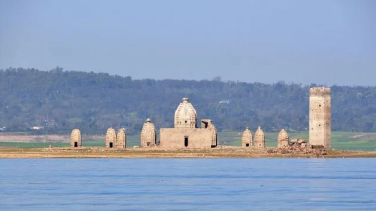 Travel :  काय सांगता! वर्षातील 8 महिने पाण्यात असते 'हे' अद्भूत मंदिर! स्वर्गात जाण्याचा मार्गही इथूनच? जाणून घ्या..