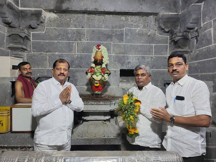 पोलिसांनी परवानगी नाकारल्यानंतरही ते अंतरवाली सराटी गावातच उपोषणाला बसले आहेत. त्यांच्या उपोषास पाठिंबा देण्यासाठी अनेकजण येत आहेत. पहिल्याच दिवशी नवनिर्वाचित खासदार संजय बंडू जाधव यांनी मनोज जरांगेंची भेट घेतली.