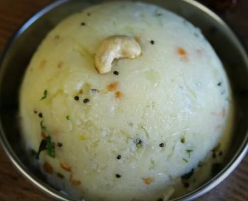 செய்முறை: அடுப்பில் கடாயை வைத்து அதில் எண்ணெய் ஊற்றி அதில் கடலை பருப்பு, உளுத்தம் பருப்பு, கடுகு, சீரகம் சேர்த்து வறுக்கவும்.