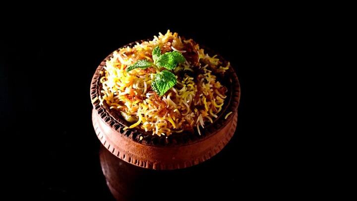 அடுத்து இதில் சீரகம், சோம்பு, முழு மிளகு, ஷா ஜீரா சேர்த்து வறுக்கவும். இறுதியாக காய்ந்த மிளகாய் சேர்த்து 5 நிமிடம் வறுக்கவும். .