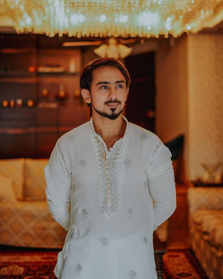 हालांकि अभी अदनान के नाम की ऑफिशियल अनाउंसमेंट होना बाकी है लेकिन उनकी घर में एंट्री तय मानी जा रही है. मुंबई की सबसे बड़ी स्लम धारावी में रहने वाले एक लड़के का बिग बॉस तक का ये सफर बिल्कुल भी आसान नहीं था. अदनान Team 07 का हिस्सा थे और अपने चार दोस्तों के साथ मिलकर वीडियोज बनाते थे.