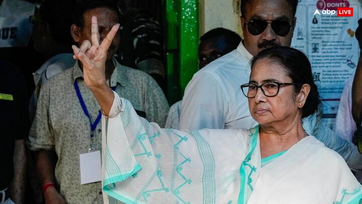 समाचार एजेंसी पीटीआई ने सूत्रों के हवाले से जानकारी दी कि बंद कमरे में बैठक के बीच सीएम ममता बनर्जी ने टीएमसी नेताओं और सांसदों से कहा, 