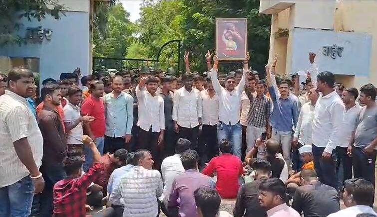 Maratha community aggressive in Beed in support of Manoj Jarange Patil Antarwali Sarathi Maratha Reservation agitation मनोज जरांगे पाटलांबाबत वादग्रस्त वक्तव्य, बीडमध्ये मराठा समाज रस्त्यावर