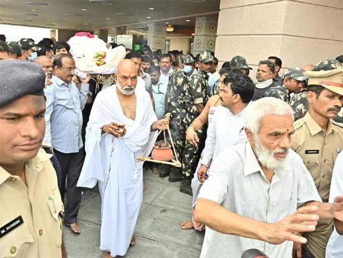 రామోజీ గ్రూప్ సంస్థల అధినేత రామోజీరావు అంతిమయాత్ర. ఫిలింసిటీ నివాసం నుంచి ఆయన పార్ధీవదేహాన్ని స్మృతి కట్టడం వద్దకు తీసుకెళ్లారు.