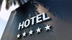 अगर किसी होटल में स्टाफ करने लगे बदतमीजी तो कहां करनी होगी शिकायत?