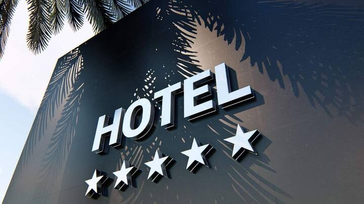 कुछ होटल फाइव स्टार, कुछ फोर स्टार, कुछ 3 स्टार अलग-अलग सुविधाओं वाले होटल में अलग-अलग शुल्क देना होता है.