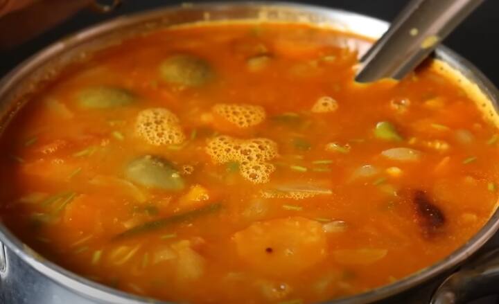 துவரம் பருப்பு வேகவைக்கும் போது ஒரு டீஸ்பூன் வெந்தயத்தை கலந்து வேகவைத்தால் சாம்பார் இரவு முழுவதும் கெடாமல் இருக்கும்.