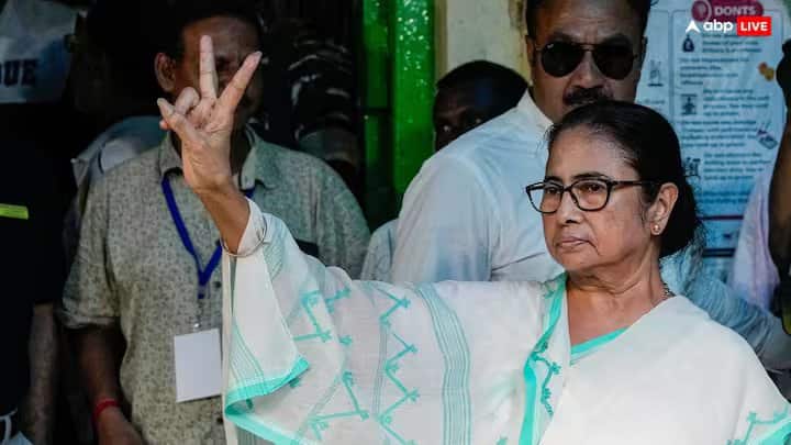 સમાચાર એજન્સી પીટીઆઈએ સૂત્રોને ટાંકીને કહ્યું કે બંધ બારણે બેઠક દરમિયાન સીએમ મમતા બેનર્જીએ ટીએમસી નેતાઓ અને સાંસદોને કહ્યું, 