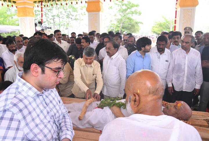 స్మృతి కట్టడం వద్ద అంత్యక్రియల్లో పాల్గొన్న టీడీపీ అధినేత చంద్రబాబు, నారా లోకేశ్, ఇతర రాజకీయ ప్రముఖులు