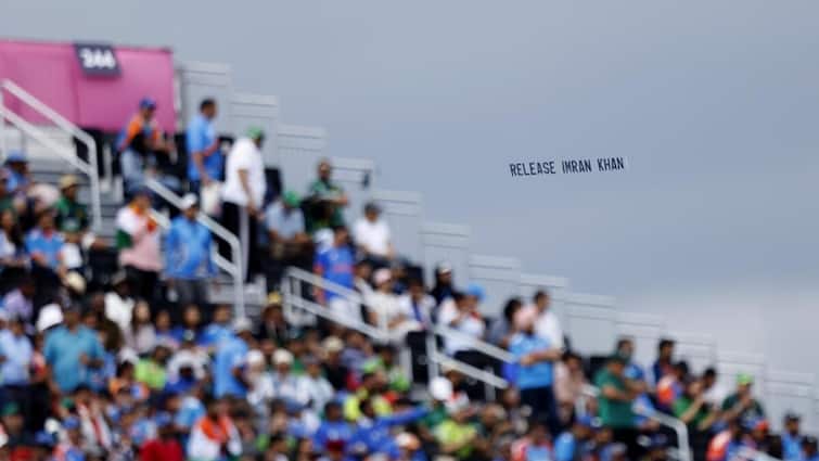 T20 World Cup 2024 match Aircraft carries ‘Release Imran Khan’ message above New York during India vs Pakistan IND vs PAK: இம்ரான் கானை விடுதலை செய்.. இந்தியா - பாகிஸ்தான் போட்டியின்போது வானில் பறந்த வாசகம்! வைரல் வீடியோ!