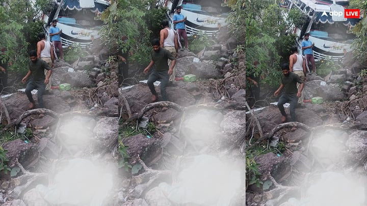 जम्मू-कश्मीर के रियासी जिले में बड़ा दर्दनाक हादसा हो गया. पुलिस अधिकारियों ने बताया कि रविवार को जम्मू-कश्मीर के रियासी जिले में संदिग्ध आतंकवादियों द्वारा की गई गोलीबारी के बाद तीर्थयात्रियों से भरी एक बस गहरी खाई में गिर गई.