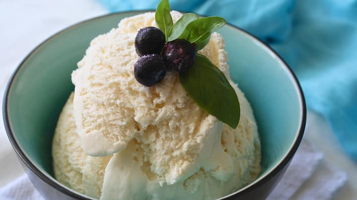 Vanilla Ice Cream : கடையில் விற்பனை செய்யப்படும் ஐஸ்கிரீம்கள் உடலுக்கு நல்லநல்ல. அதை சாப்பிடாமலும் இருக்க முடியாது. அதனால் வீட்டிலே செய்து சாப்பிடுங்கள்.