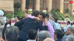 पीएम मोदी के शपथ ग्रहण समारोह में शाहरुख खान ने लगाया अक्षय कुमार को गले