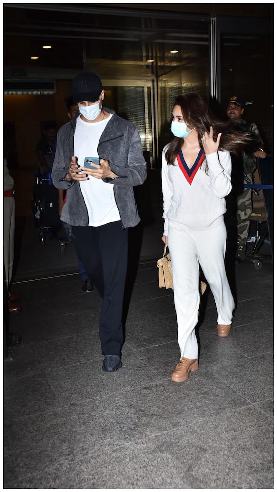 पति सिद्धार्थ संग इस अंदाज में दिखीं कियारा, एयरपोर्ट लुक वायरल