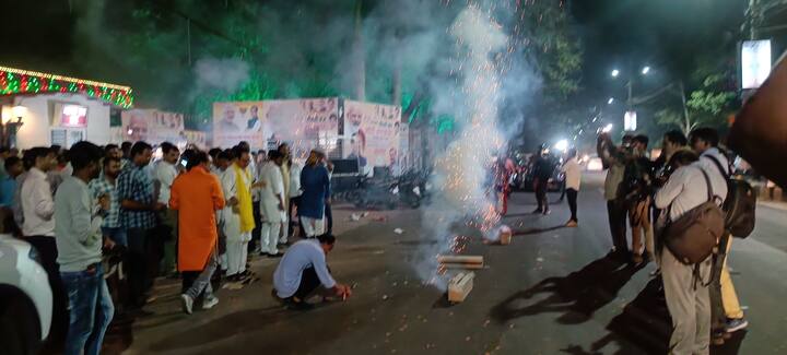 राष्ट्रपति भवन में आयोजित शपथ ग्रहण समारोह में नरेंद्र मोदी ने प्रधानमंत्री पद की शपथ ली. वहीं पूर्व सीएम शिवराज सिंह चौहान ने केन्द्रीय मंत्री पद की शपथ ली है. शिवराज सिंह चौहान 6 बार विधायक, 6 बार सांसद और 4 बार सीएम रह चुके हैं. वर्तमान में शिवराज सिंह चौहान बुदनी विधानसभा से विधायक हैं, जबकि उन्होंने विदिशा संसदीय सीट से जीत दर्ज भी की है.