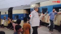 ये हिंदुस्तान है... जब ट्रेन को ही धक्का देकर आगे खिसकाने लगे लोग... वायरल हो रहा मजेदार वीडियो