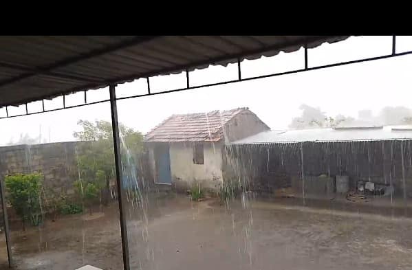 Gir heavy rain in Tulsishyam Dhokadva and Jashadhar Gir Rain: ગીર પંથકમાં વાતાવરણમાં પલટો, તુલસીશ્યામ,ધોકડવા, જશાધારમાં ધોધમાર વરસાદ