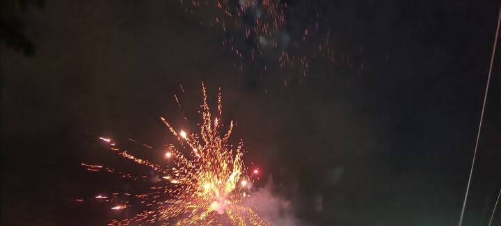 इसके अलावा शिवराज सिंह चौहान संगठन में भी अनेक पदों पर काबिज रह चुके हैं. जैसे ही शिवराज सिंह चौहान ने शपथ ली तो भोपाल बंगले पर कार्यकर्ताओं ने आतिशबाजी करते हुए मिठाई खिलाकर एक दूसरे को बधाई दी.पूर्व सीएम शिवराज सिंह चौहान ने विदिशा संसदीय सीट से रिकार्ड 8 लाख से ज्यादा मतों से जीत दर्ज की है.