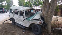 अमेठी में बुलेट से टकराने के बाद पेड़ में जा घुसी बोलेरो, तीन महिला और एक बच्चे समेत पांच की मौत